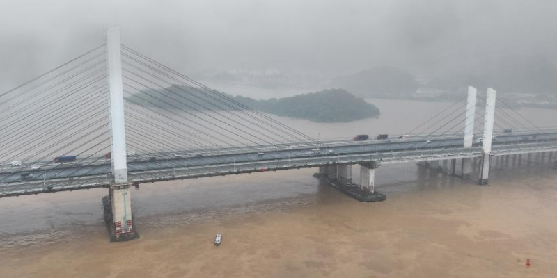 广东佛山九江大桥防撞墩受船舶擦碰，，船只淹没